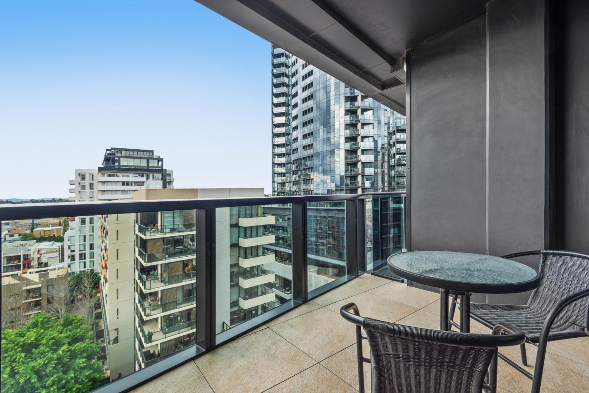 Bright Apartment With City Views In Trendy Locale เมลเบิร์น ภายนอก รูปภาพ
